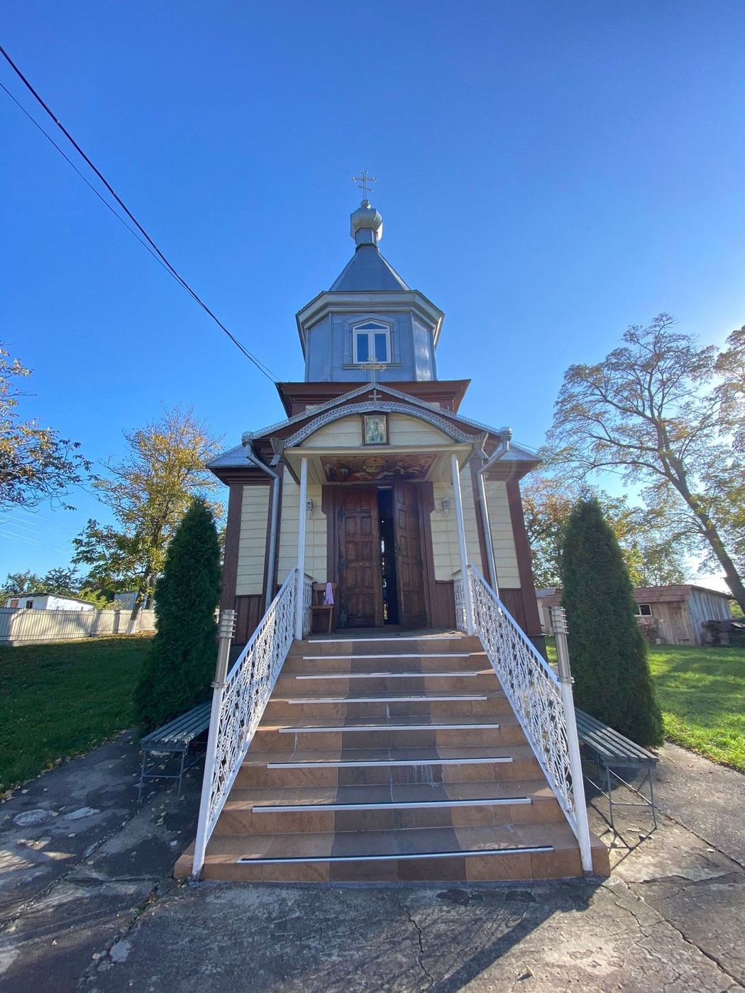 Biserica, din față: scările și icoana de deasupra ușii