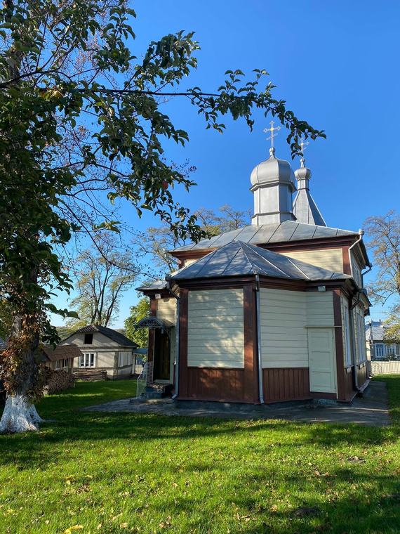 Dinspre altar, în lumina de dimineață