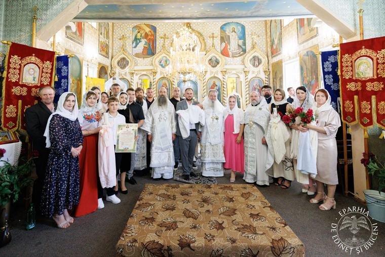 Fotografie de grup, în fața iconostasului