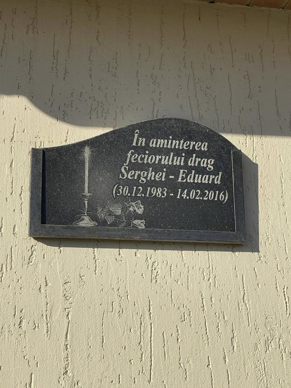 Placa de amintire, pe peretele capelei