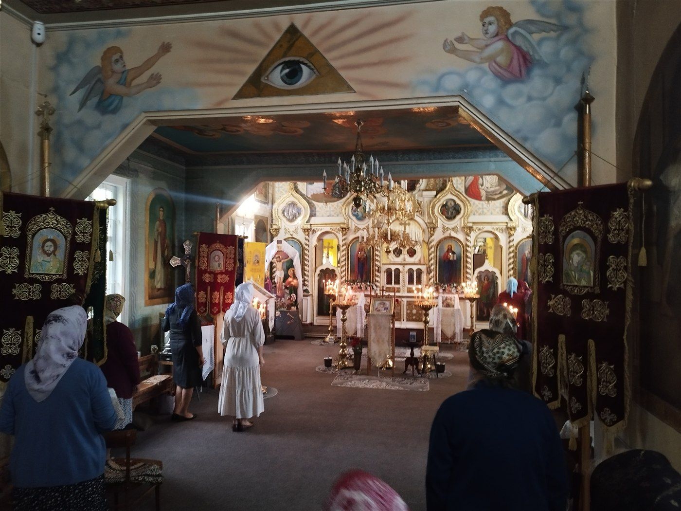 Iconostasul, văzut din pronaos, la începutul Ceasurilor