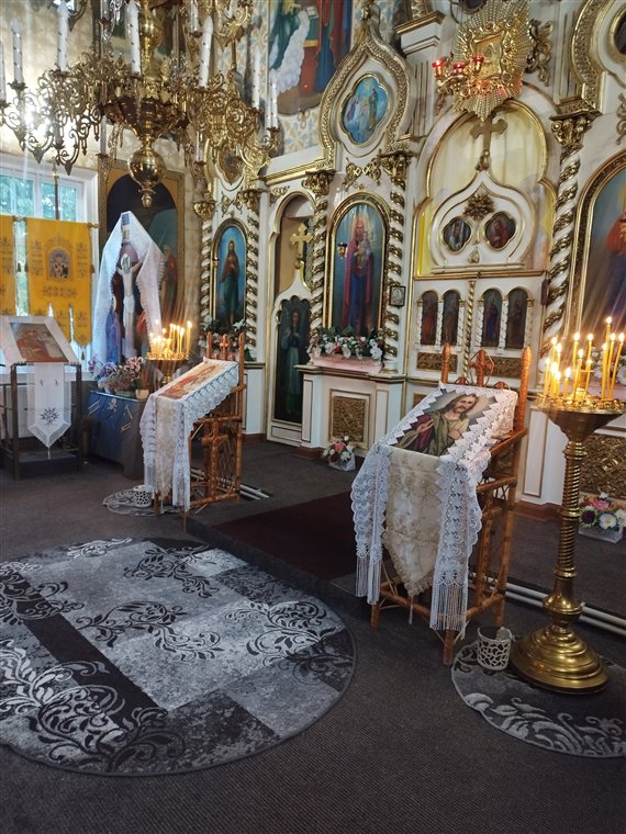 Analogul cu icoana, în mijlocul bisericii