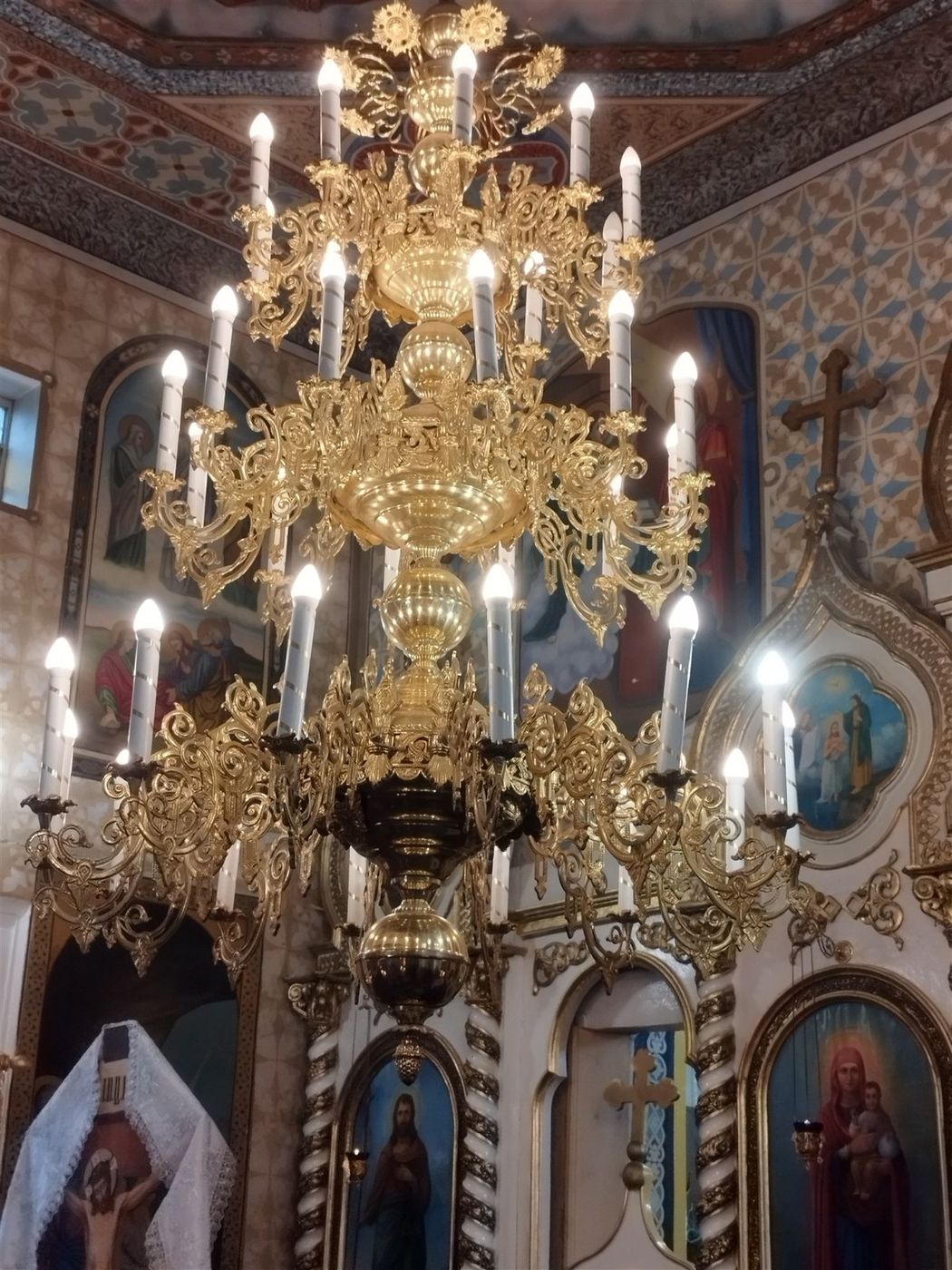 Policandrul, aprins pentru Sfânta Liturghie
