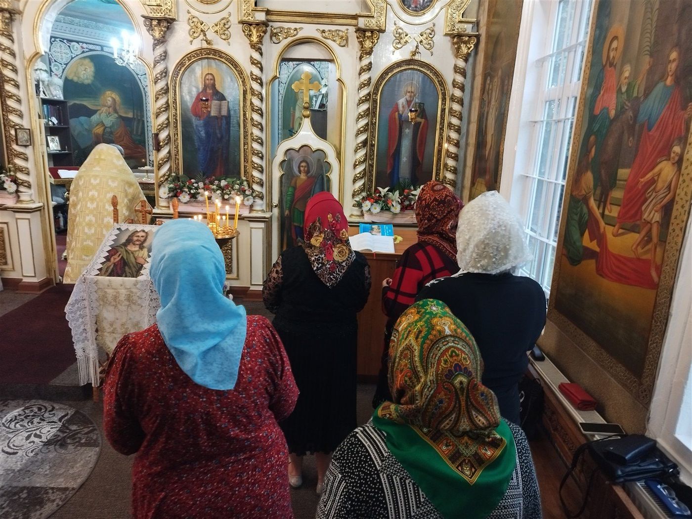 La strană, cu cartea deschisă la rânduiala zilei