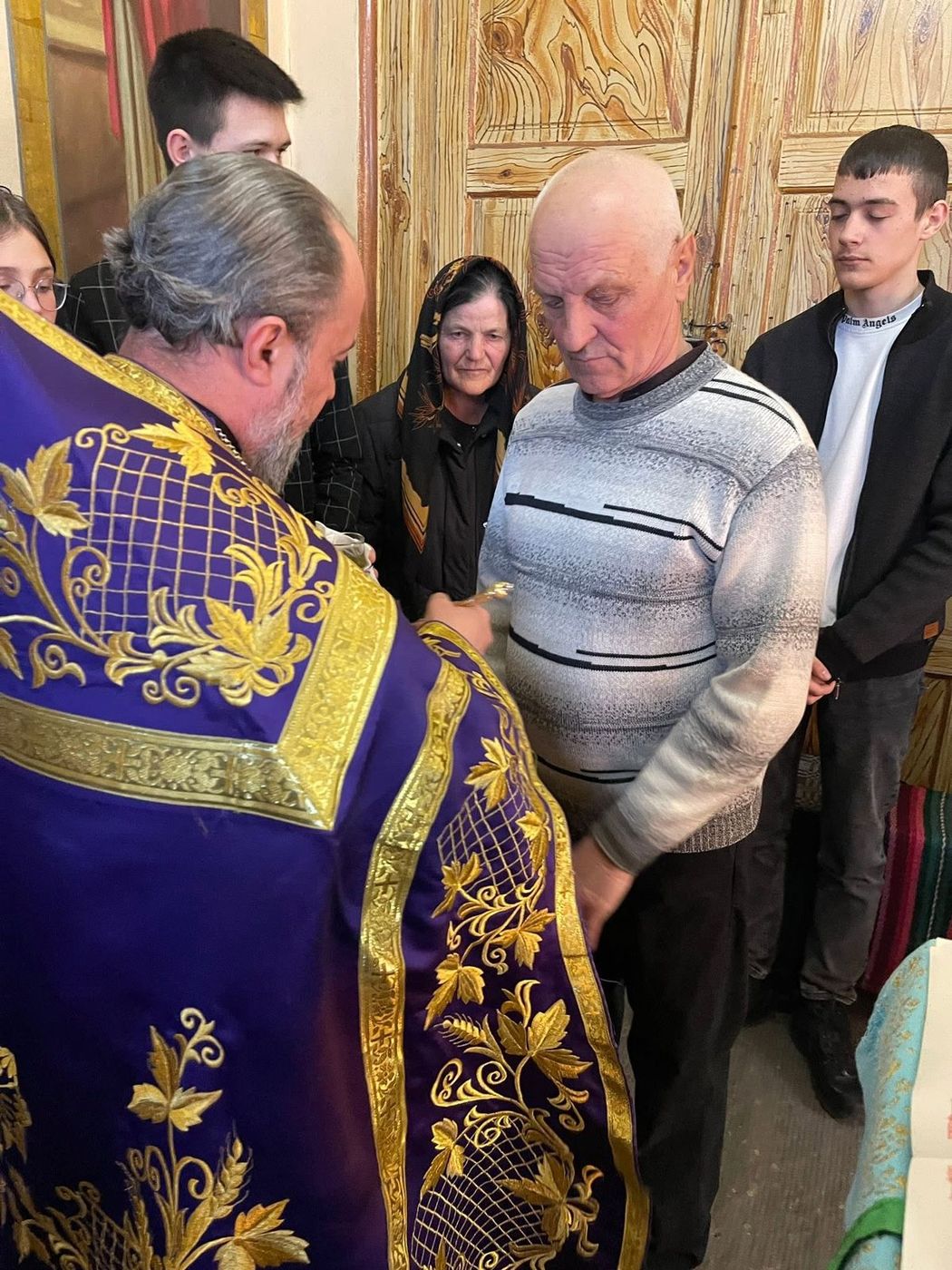 Credincioșii, unul după altul, la ungere