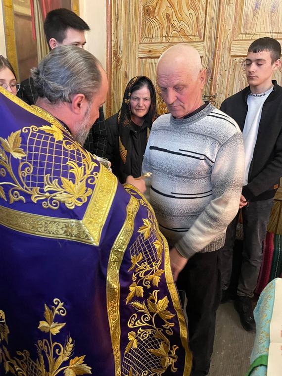 Credincioșii, unul după altul, la ungere