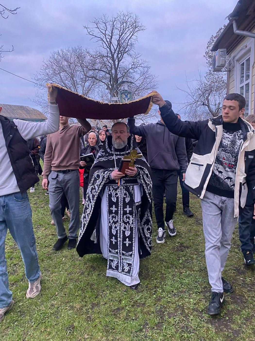 Ocolul bisericii cu Epitaful