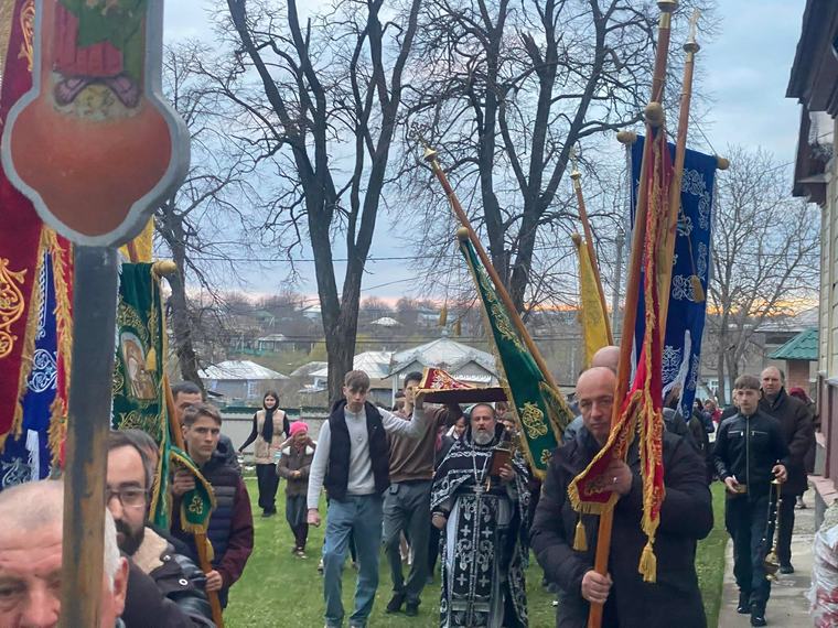 Prapurii parohiei, la ieșirea din biserică