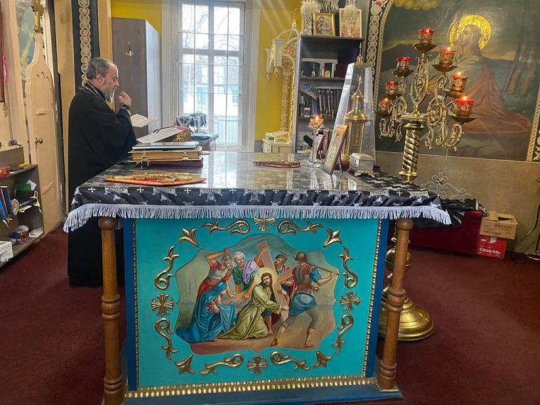 Sfânta masă, în acoperământul negru al Postului