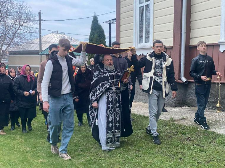 Tinerii satului poartă Epitaful
