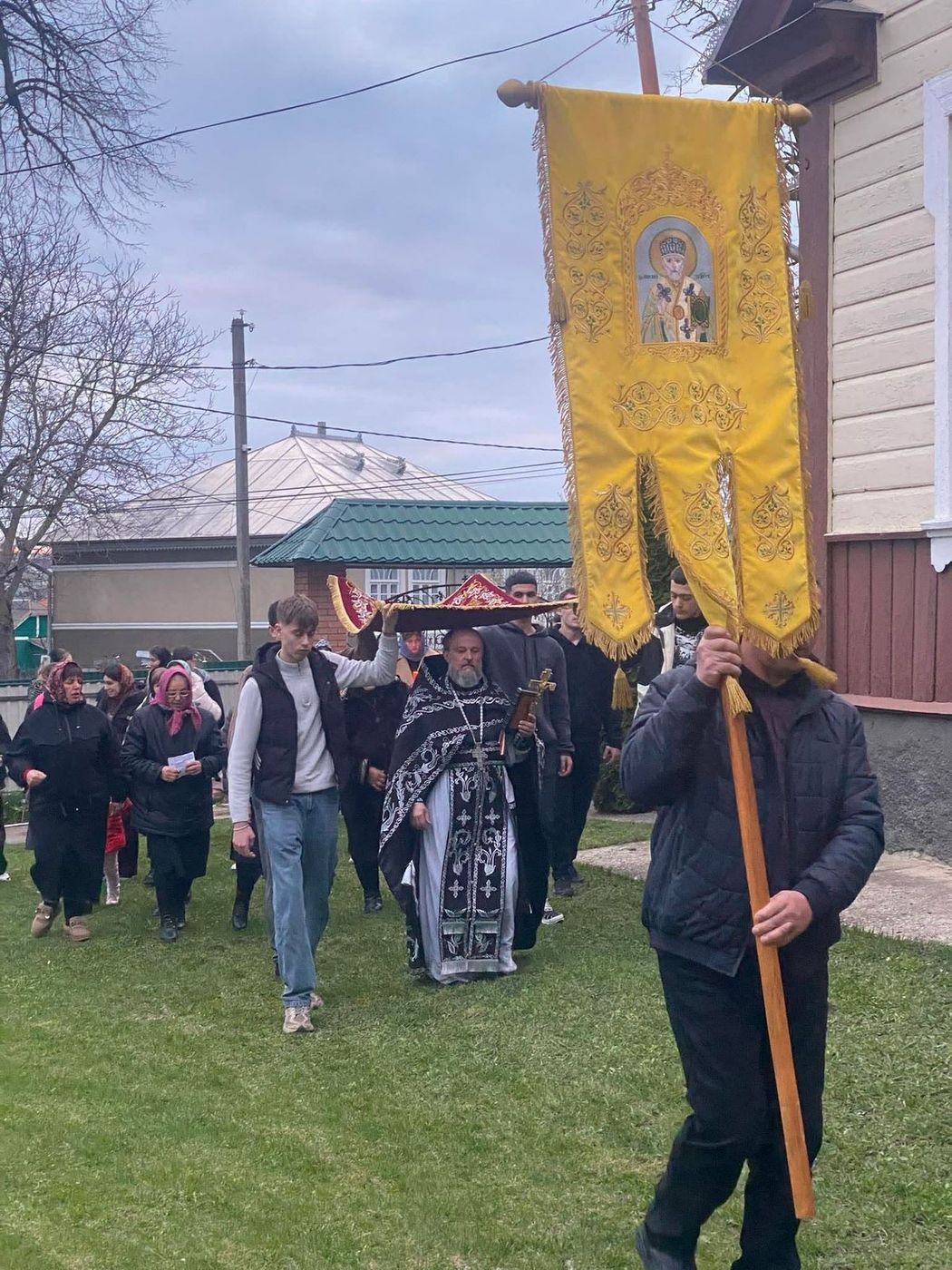 Prapurul Sfântului Nicolae, în fruntea procesiunii
